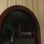 Papel pintado a rayas en el interior.