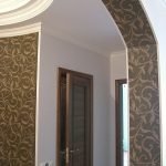 Papel pintado pegado sobre el arco