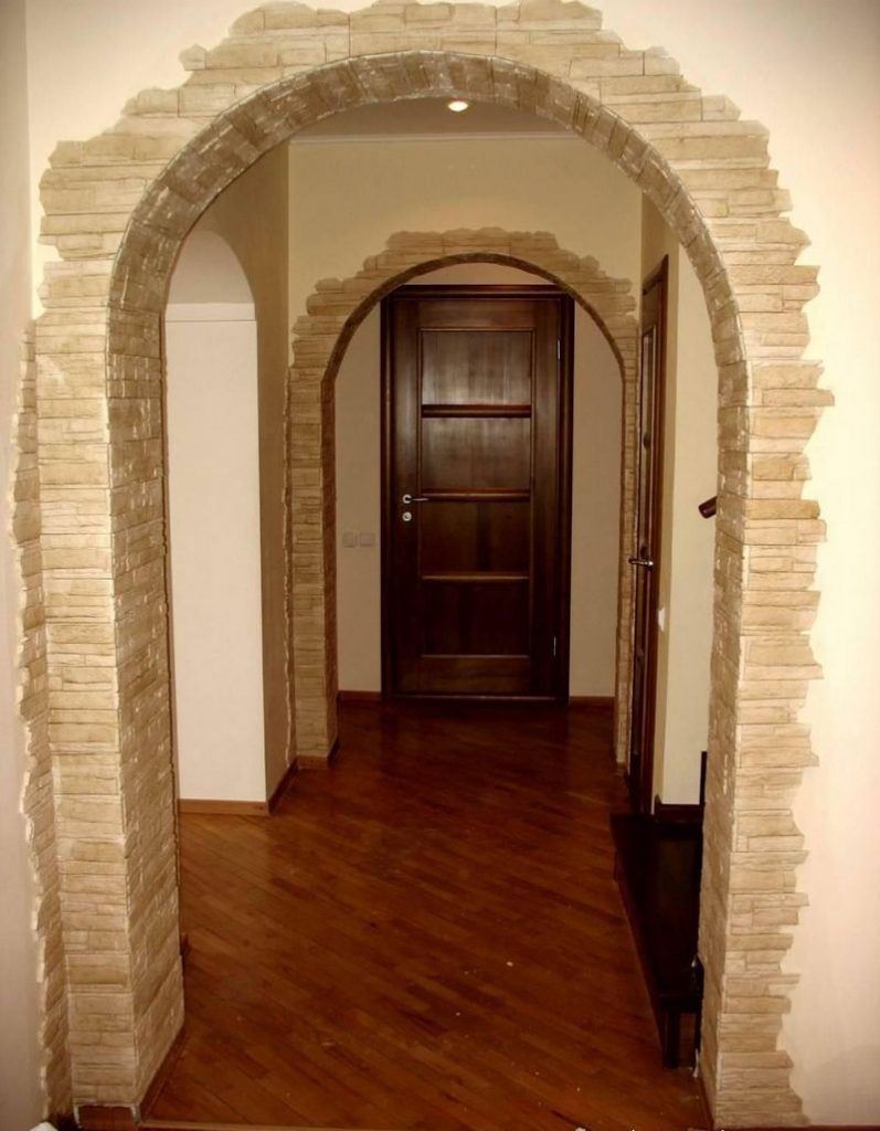 Piedra decorativa sobre arcos en el interior.