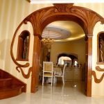 Escalera y arco con patrones tallados.