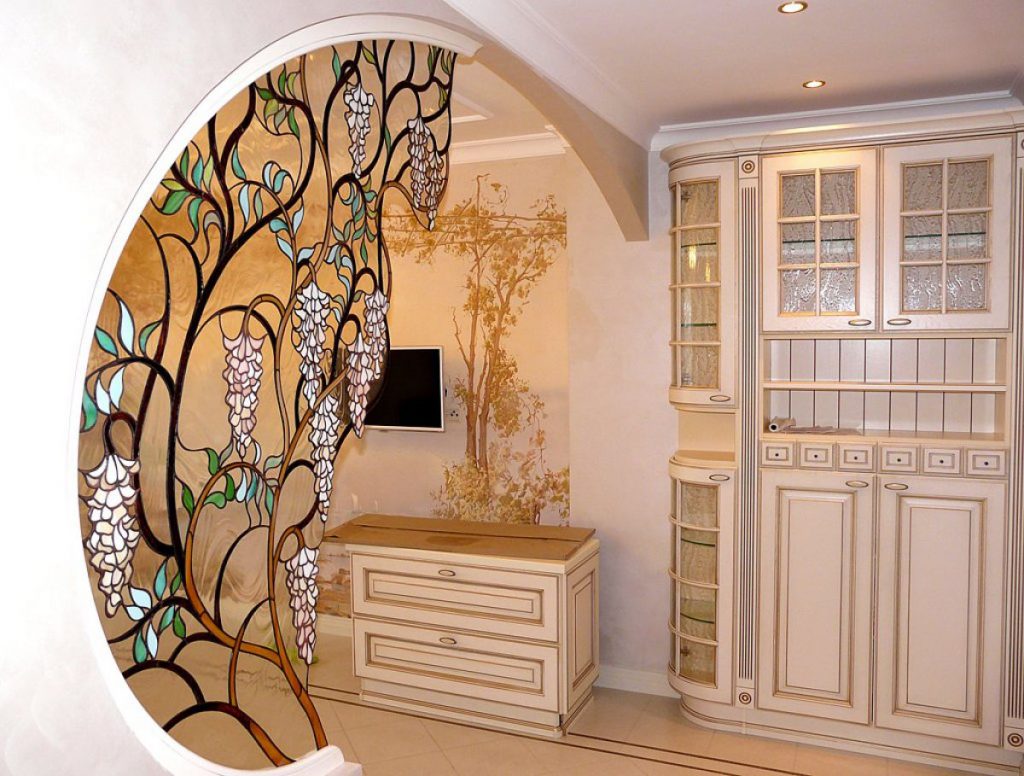 Arco con vidrieras en el interior.
