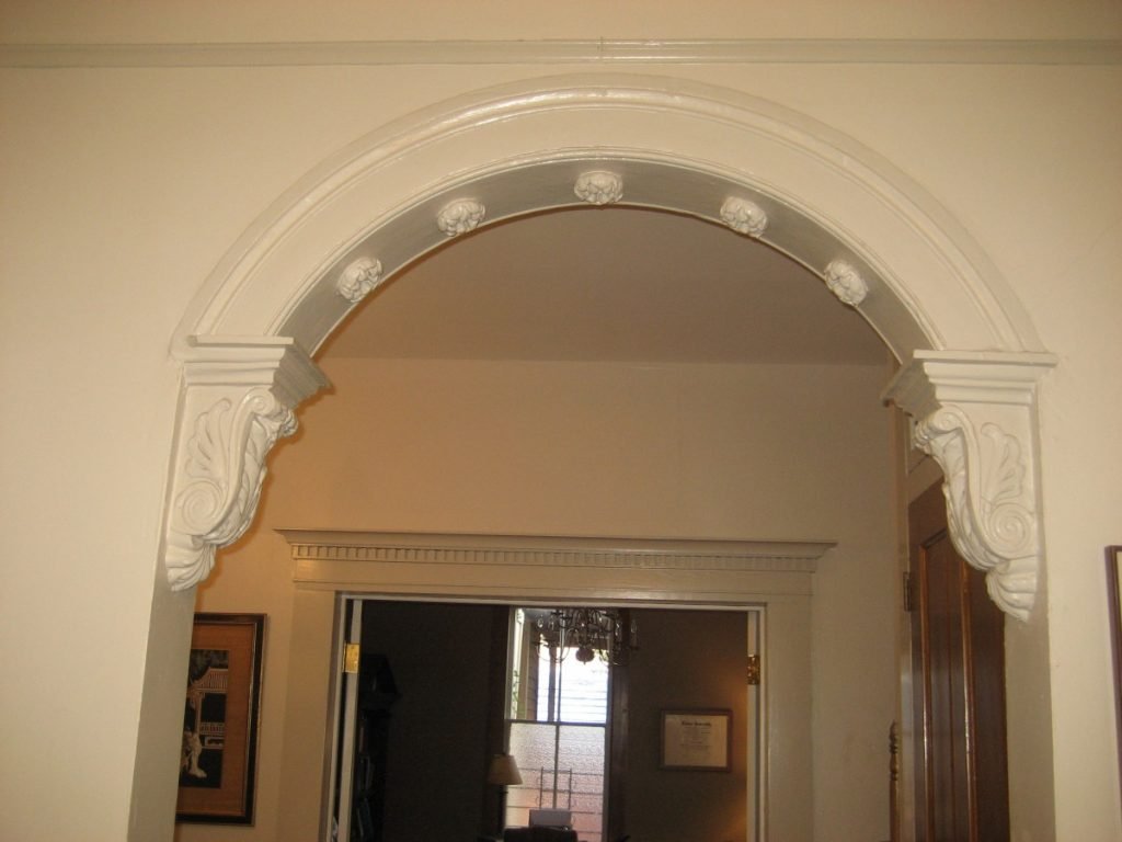 Arco con patrones en la habitación.