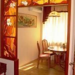 Mesa de comedor y sillas junto a la ventana
