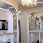 Arco con decoración de espejos.