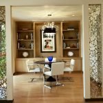 Sillas blancas alrededor de una mesa oscura de comedor