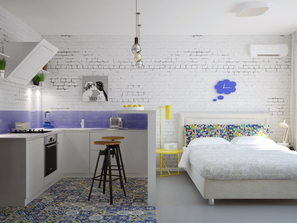 Acentos brillantes en el interior blanco como la nieve del apartamento tipo estudio.