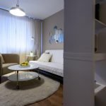 Iluminación de estudio en un apartamento tipo estudio.