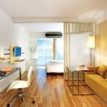 Lugar de trabajo y área de relajación en la habitación.