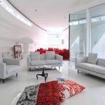 Almohadas en el piso de la sala
