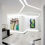 Pinturas brillantes en un interior blanco.