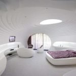 Sillones y un sofá en el dormitorio.
