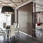 Partición entre el comedor y la sala de estar.