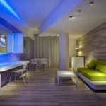 Piso laminado y pared en el interior