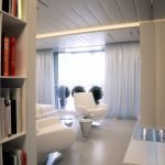 Sillones blancos en la sala de estar