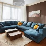 Sofá azul en un interior marrón