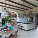 Candelabros con cadenas en el interior