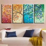 Cuadro con un árbol colorido sobre el sofá