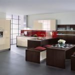 Interior brillante con un delantal rojo