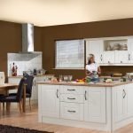 Paredes de color capuchino combinadas con un techo beige en la cocina