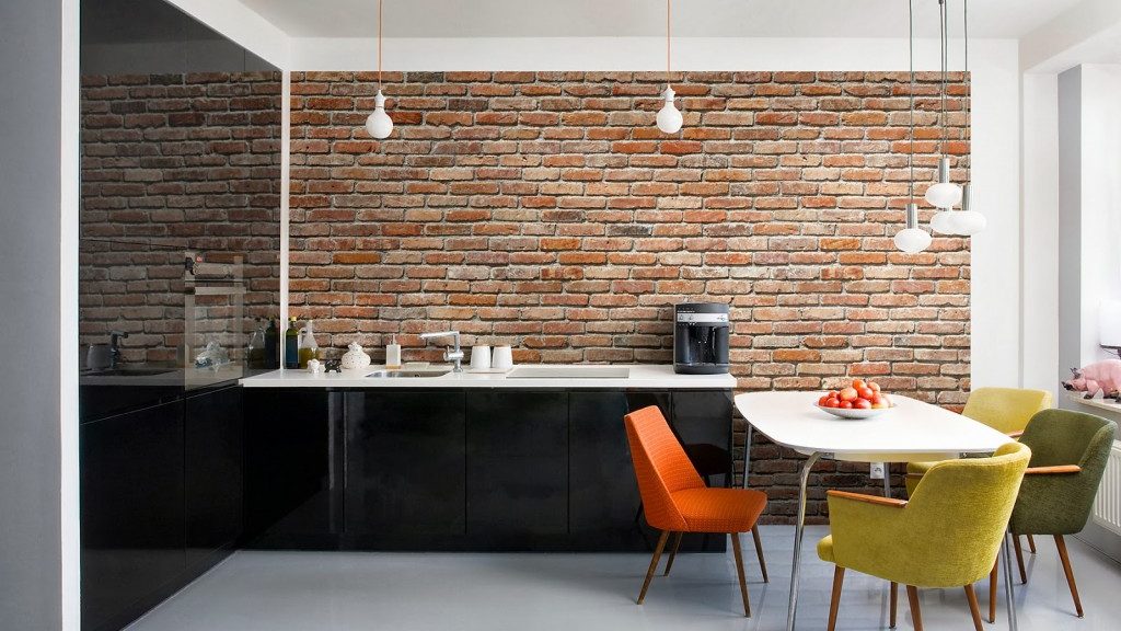 Fons de pantalla sota un maó en un interior