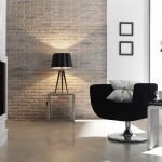 Una mesa y una silla frente a una chimenea decorativa.