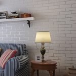 Estante en la pared sobre el sofá