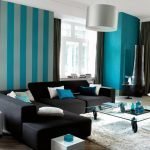 La combinación de negro y turquesa en el interior.
