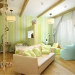 Papel tapiz verde claro en la habitación