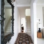 Piso oscuro y paredes claras
