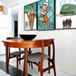 Sillas y mesa de madera en la cocina.