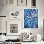 Cartel azul en un interior brillante