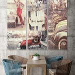 Carteles sobre la mesa