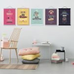 Carteles brillantes en un interior brillante
