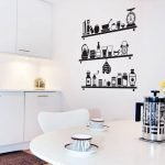 Estantes con platos en la pared.
