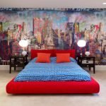 Cama roja en una habitación luminosa