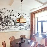 Araña sobre la mesa del comedor