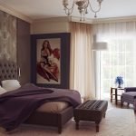Sillón con una mesa en el dormitorio junto a la ventana.
