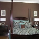Muebles de madera oscura en el dormitorio.