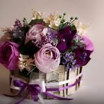 Cinta sobre un pastel de flores