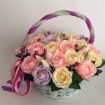 Canasta con rosas