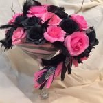 Rosas negras y rojas en un jarrón
