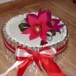 Flores en un pastel de caramelo