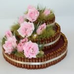 Arreglo de rosas y dulces.