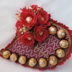 Corazón con rosas y dulces.