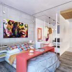 Imagen de contraste en una pared gris