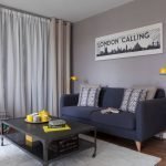 Acentos amarillos en un interior gris.