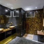 Artículos chapados en oro en el baño