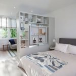 Estanterías en la sala de estar del dormitorio