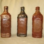 Diferentes tonos de cuero en las botellas.