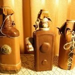 Botellas de varias formas.